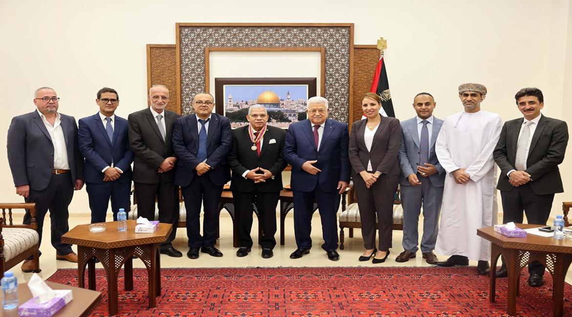 الرئيس خلال استقباله رئيس اتحاد الناشرين العرب محمد رشاد ومدراء دور النشر والمعارض العربية (عدسة: ثائر غنايم)